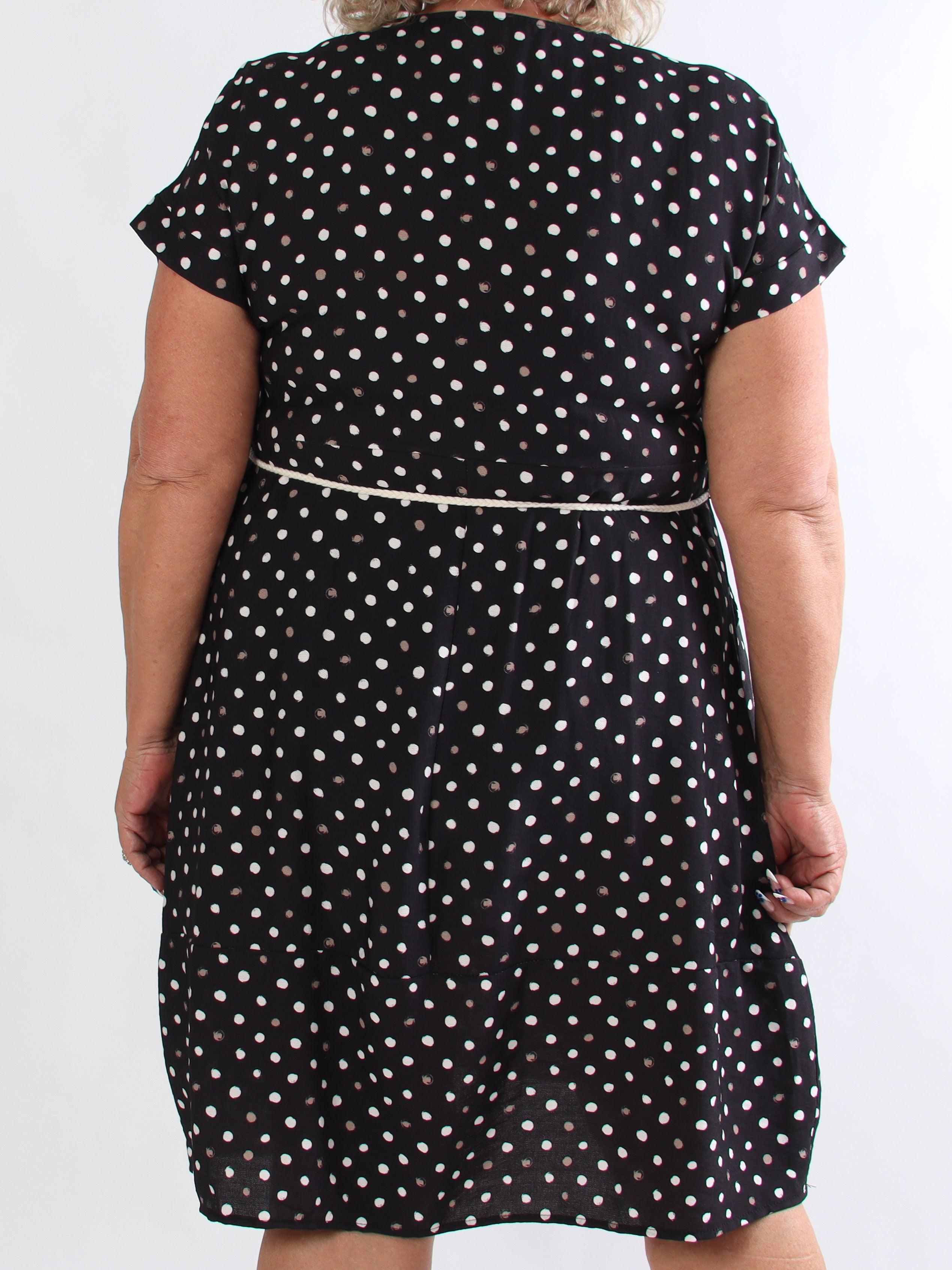 Palla - Prikket plus size kjole i en viskoseblanding med flettet bindebånd